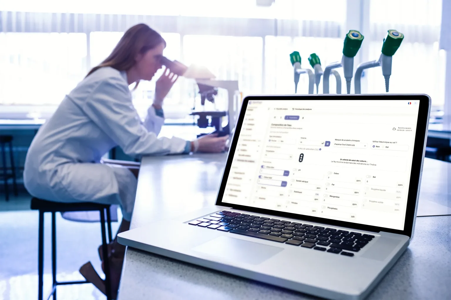 Laboratoire dans lequel apparaît un ordinateur portable avec BonPool ouvert lors de l'étape d'analyse de l'eau.